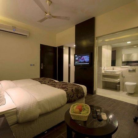 Good Times Hotel Дели Экстерьер фото
