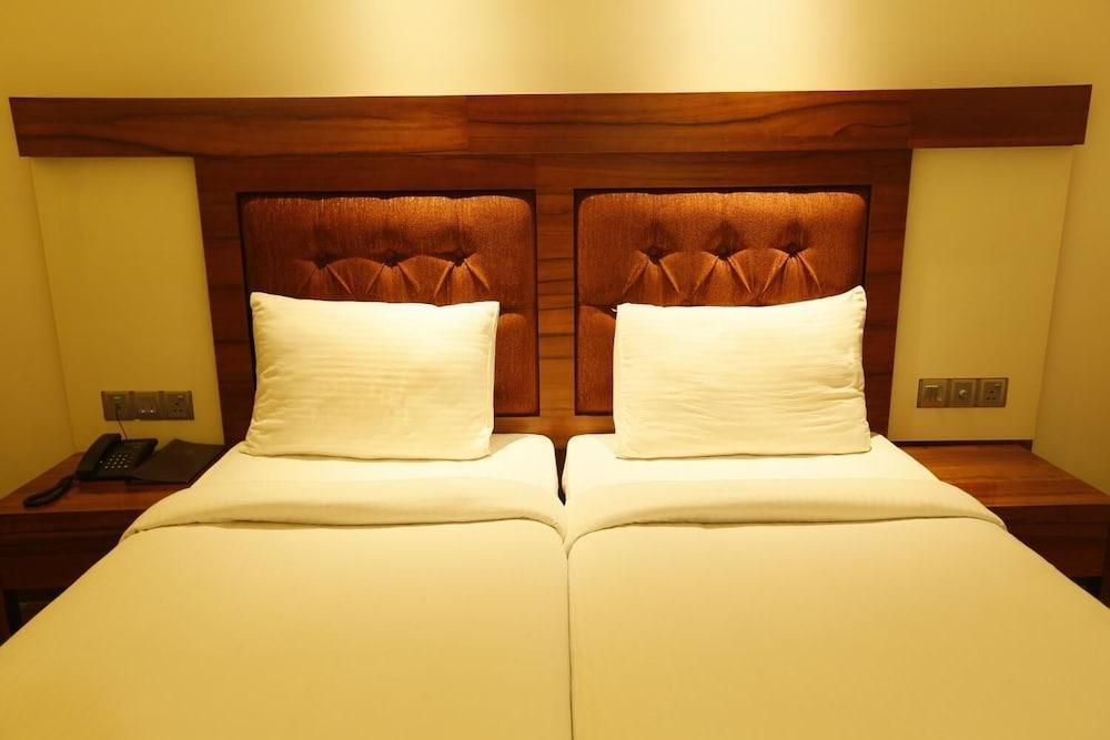 Good Times Hotel Дели Экстерьер фото
