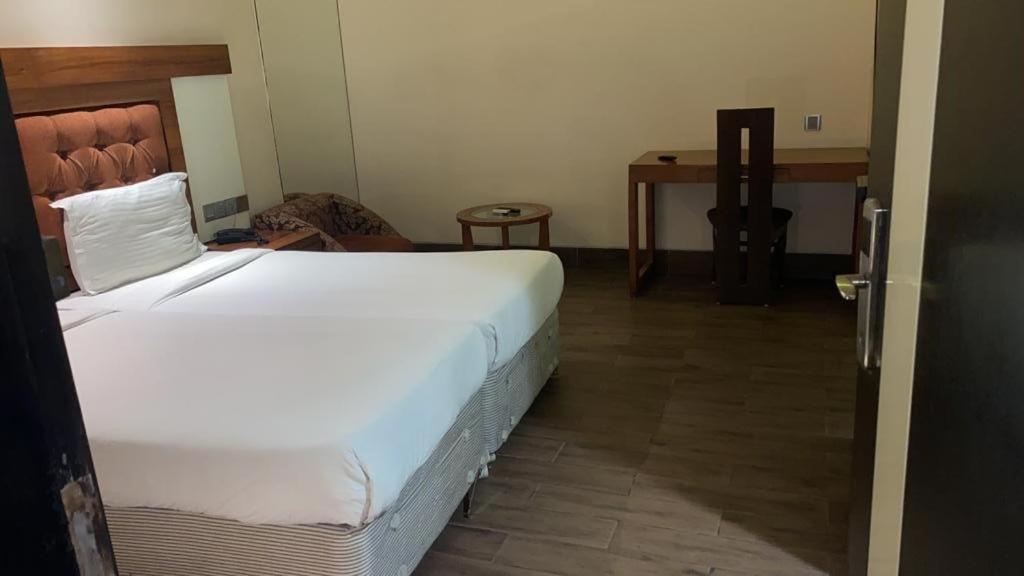 Good Times Hotel Дели Экстерьер фото