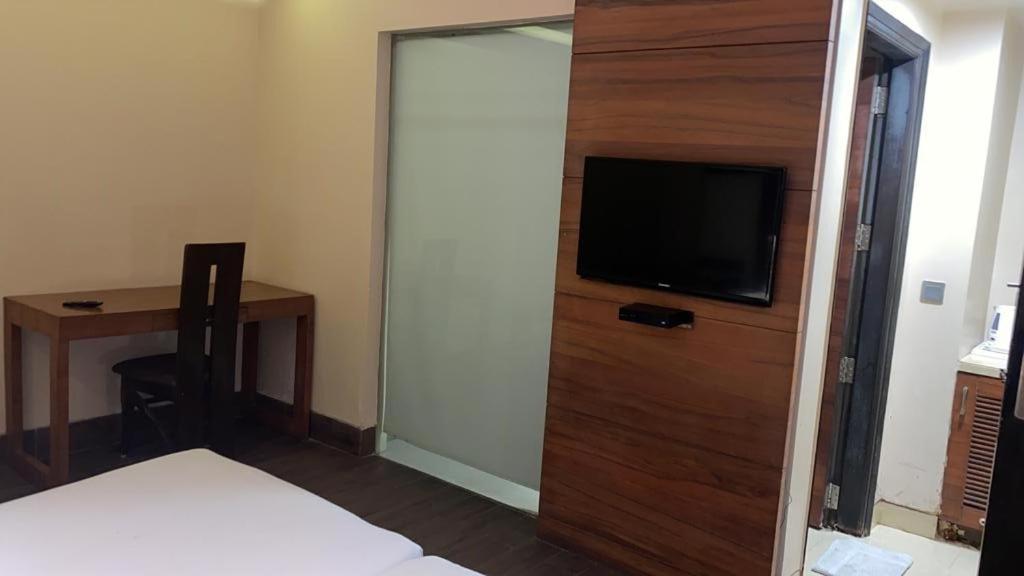 Good Times Hotel Дели Экстерьер фото