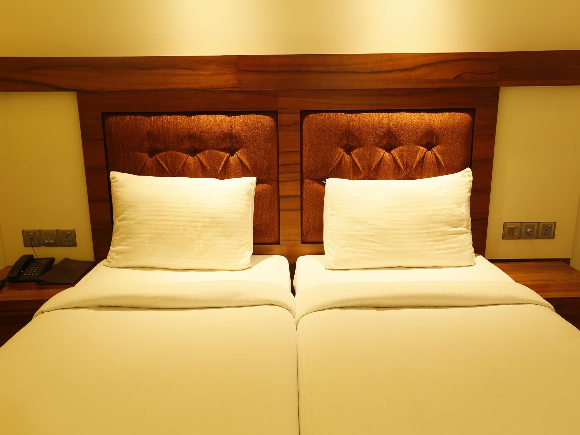 Good Times Hotel Дели Экстерьер фото