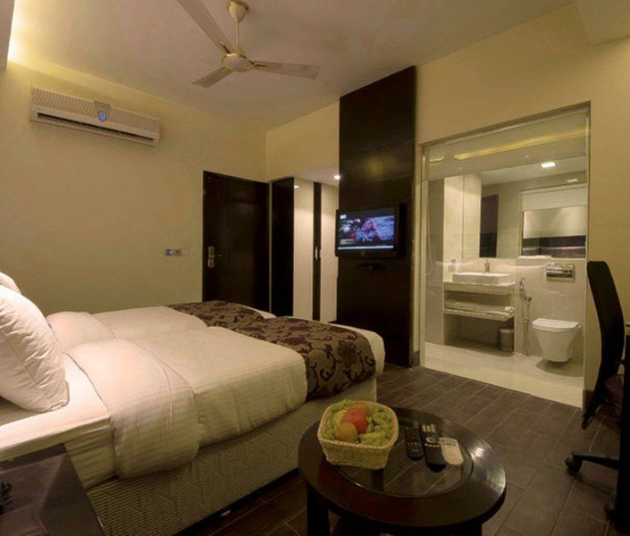 Good Times Hotel Дели Экстерьер фото