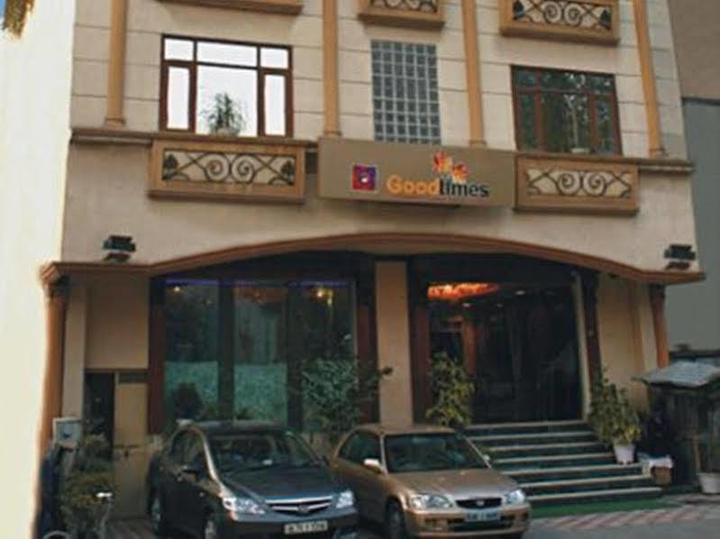 Good Times Hotel Дели Экстерьер фото