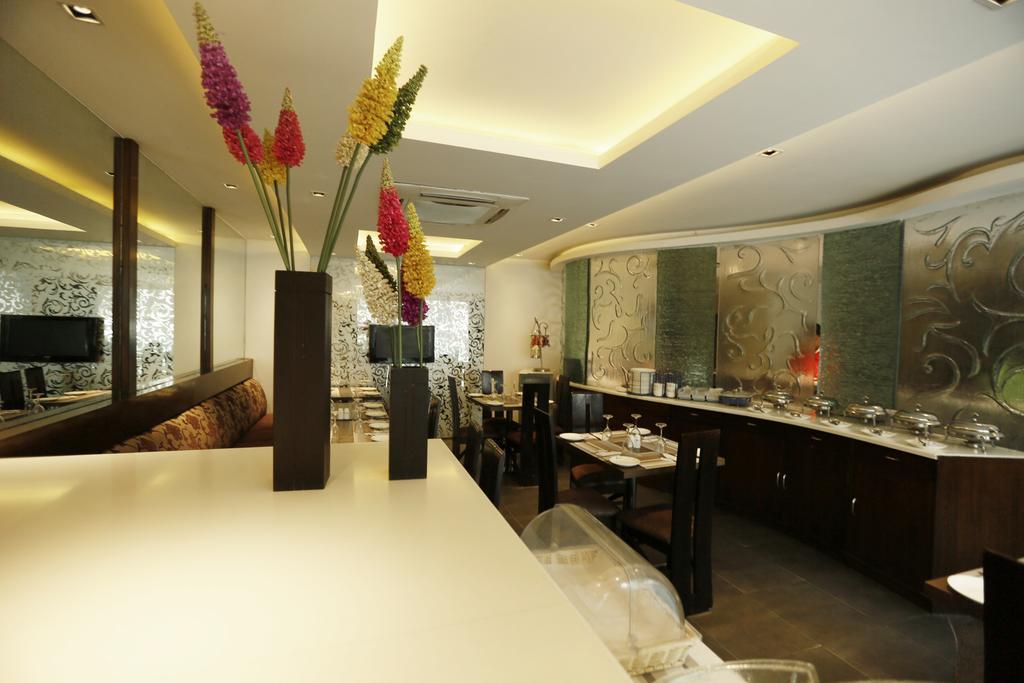 Good Times Hotel Дели Экстерьер фото