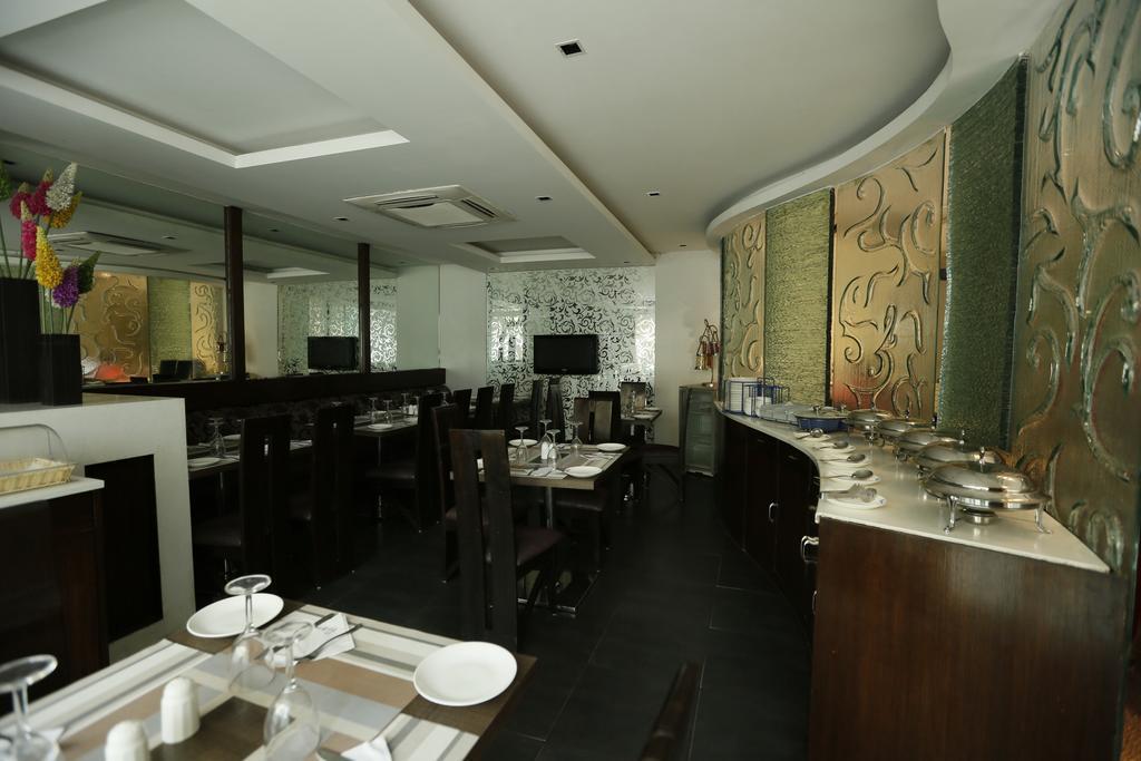 Good Times Hotel Дели Экстерьер фото