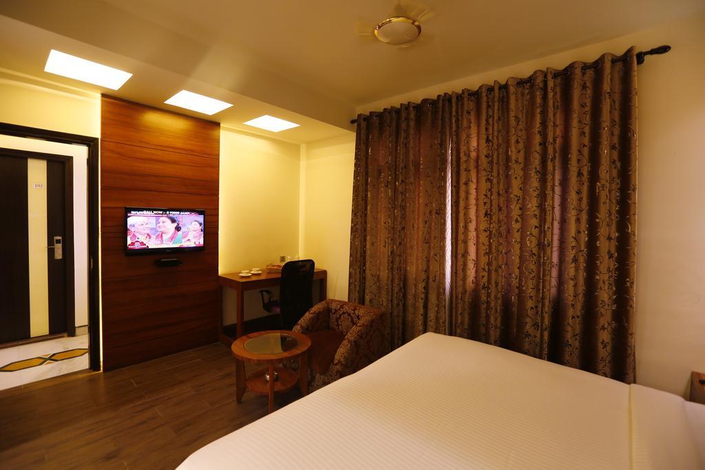 Good Times Hotel Дели Номер фото