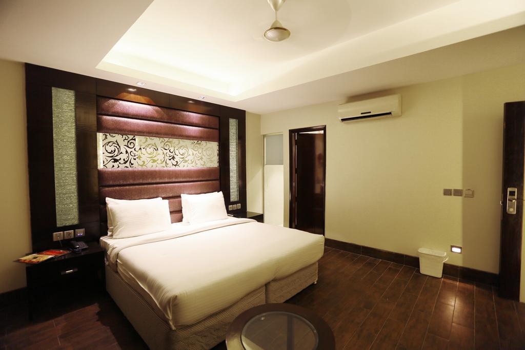 Good Times Hotel Дели Экстерьер фото