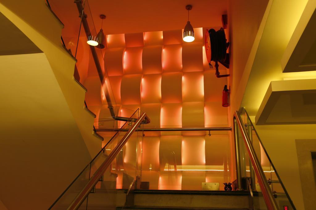 Good Times Hotel Дели Экстерьер фото