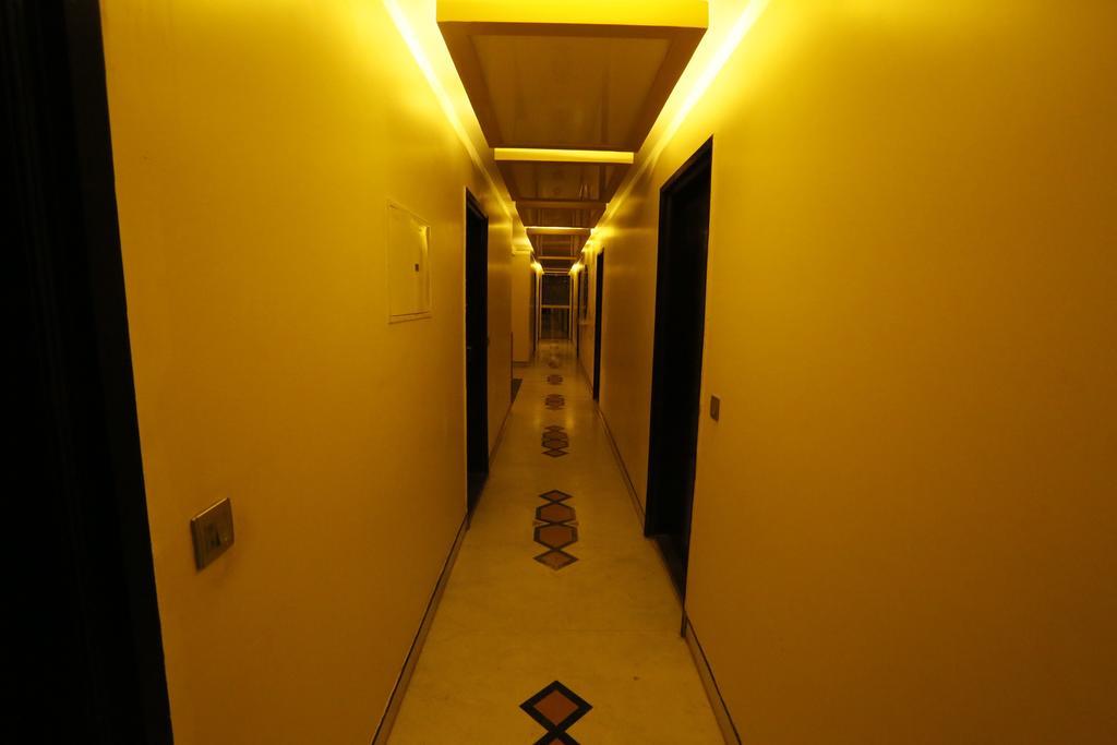 Good Times Hotel Дели Экстерьер фото