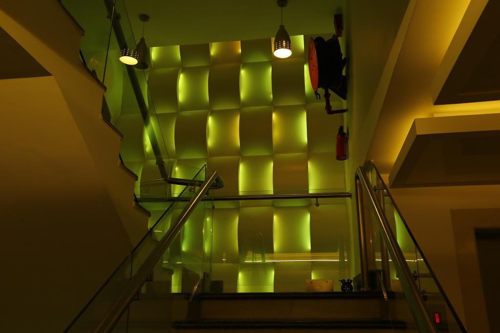 Good Times Hotel Дели Экстерьер фото