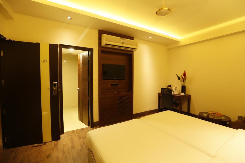 Good Times Hotel Дели Номер фото